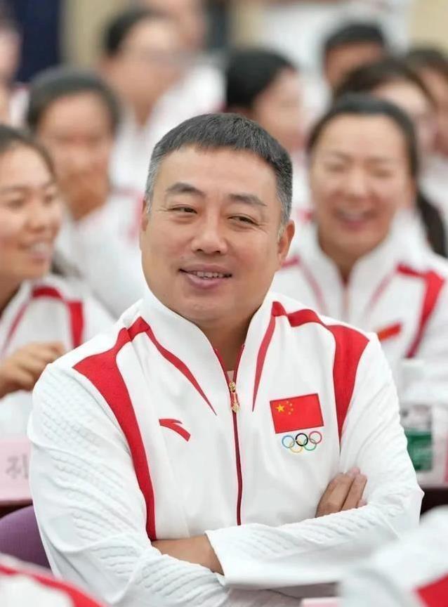 刘国梁晒黑陪女儿打高尔夫，昔日铁帅变慈父，15岁刘宇婕有多强？