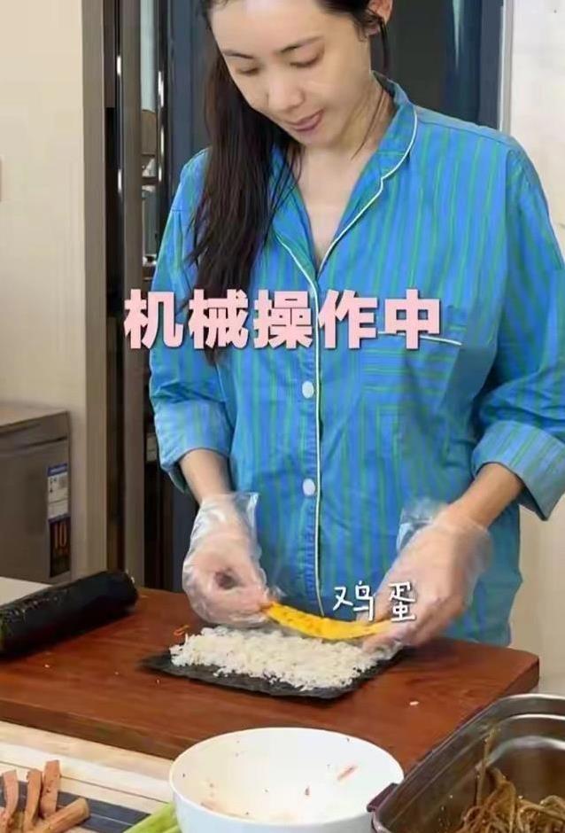 46岁秋瓷炫厨房忙便当，网球场秀身材，于晓光甜蜜护妻却摔跤
