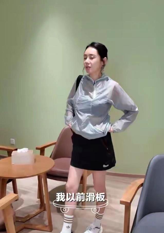 46岁秋瓷炫厨房忙便当，网球场秀身材，于晓光甜蜜护妻却摔跤