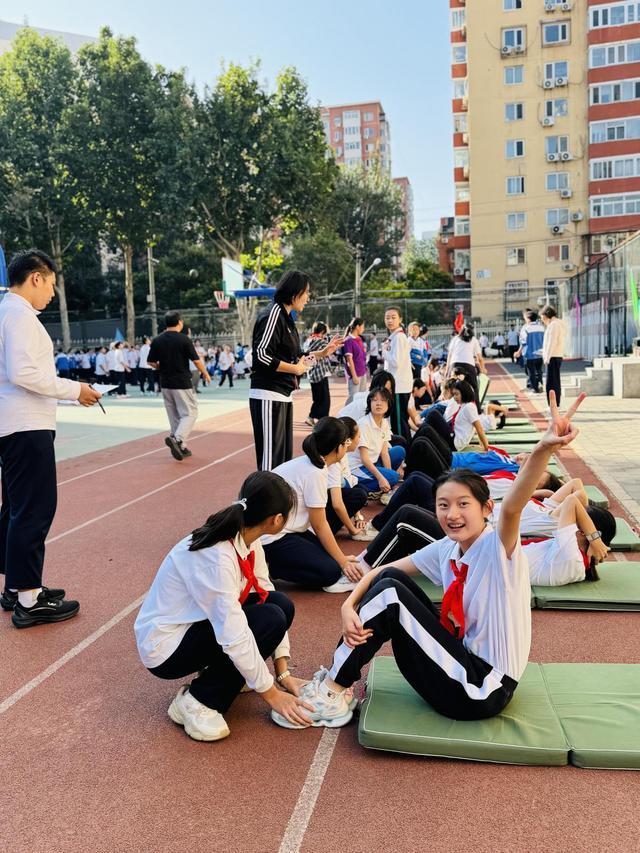 秋日燃激情运动享乐趣——北京市东方德才学校初中部2025年秋季趣味运动会启幕
