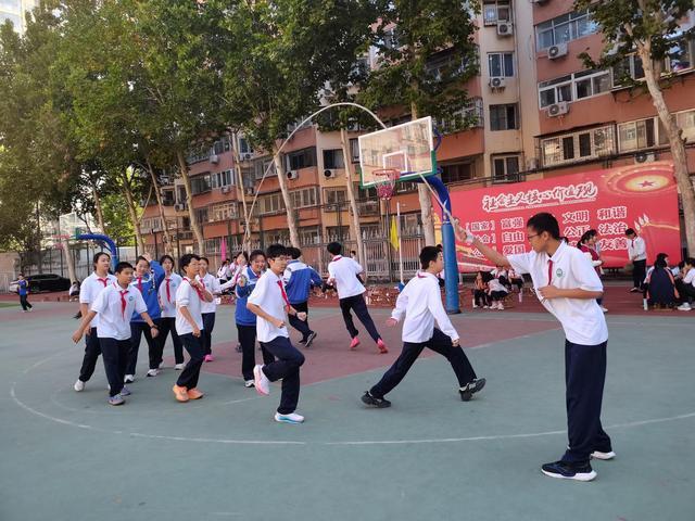 秋日燃激情运动享乐趣——北京市东方德才学校初中部2025年秋季趣味运动会启幕