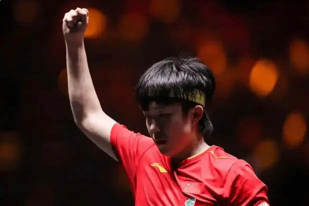 2比3！首战失利！王楚钦3比0强势救场，助中国男队化解危机