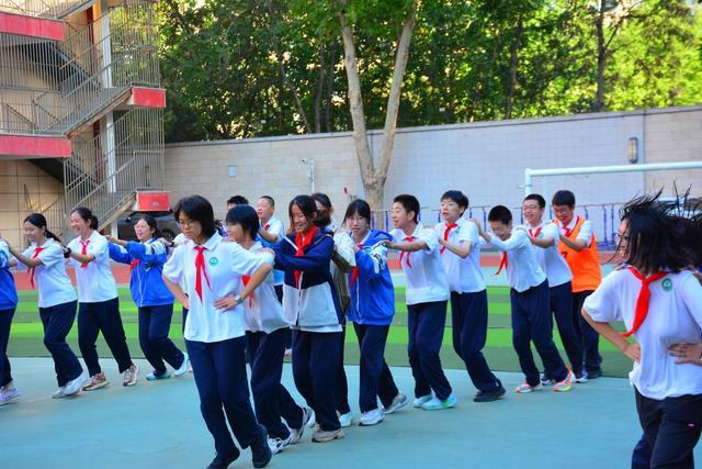 秋日燃激情运动享乐趣——北京市东方德才学校初中部2025年秋季趣味运动会启幕