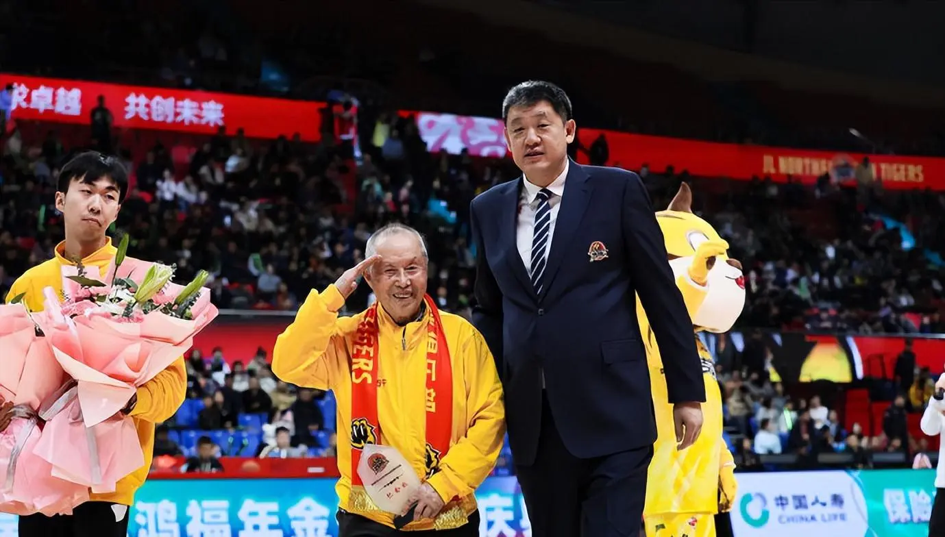 老东家不续约了！CBA关系户退役，打不上球还拿4年顶薪