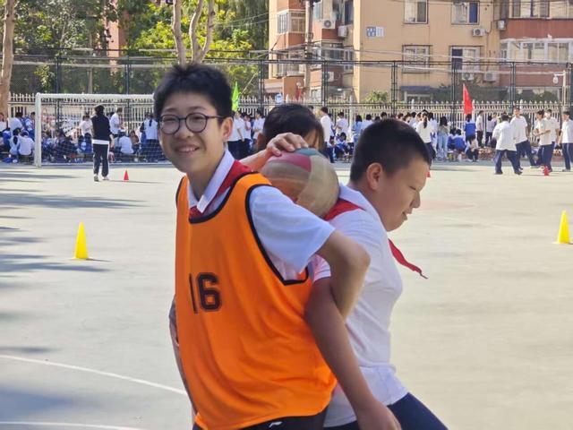 秋日燃激情运动享乐趣——北京市东方德才学校初中部2025年秋季趣味运动会启幕