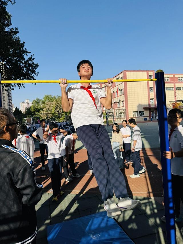 秋日燃激情运动享乐趣——北京市东方德才学校初中部2025年秋季趣味运动会启幕