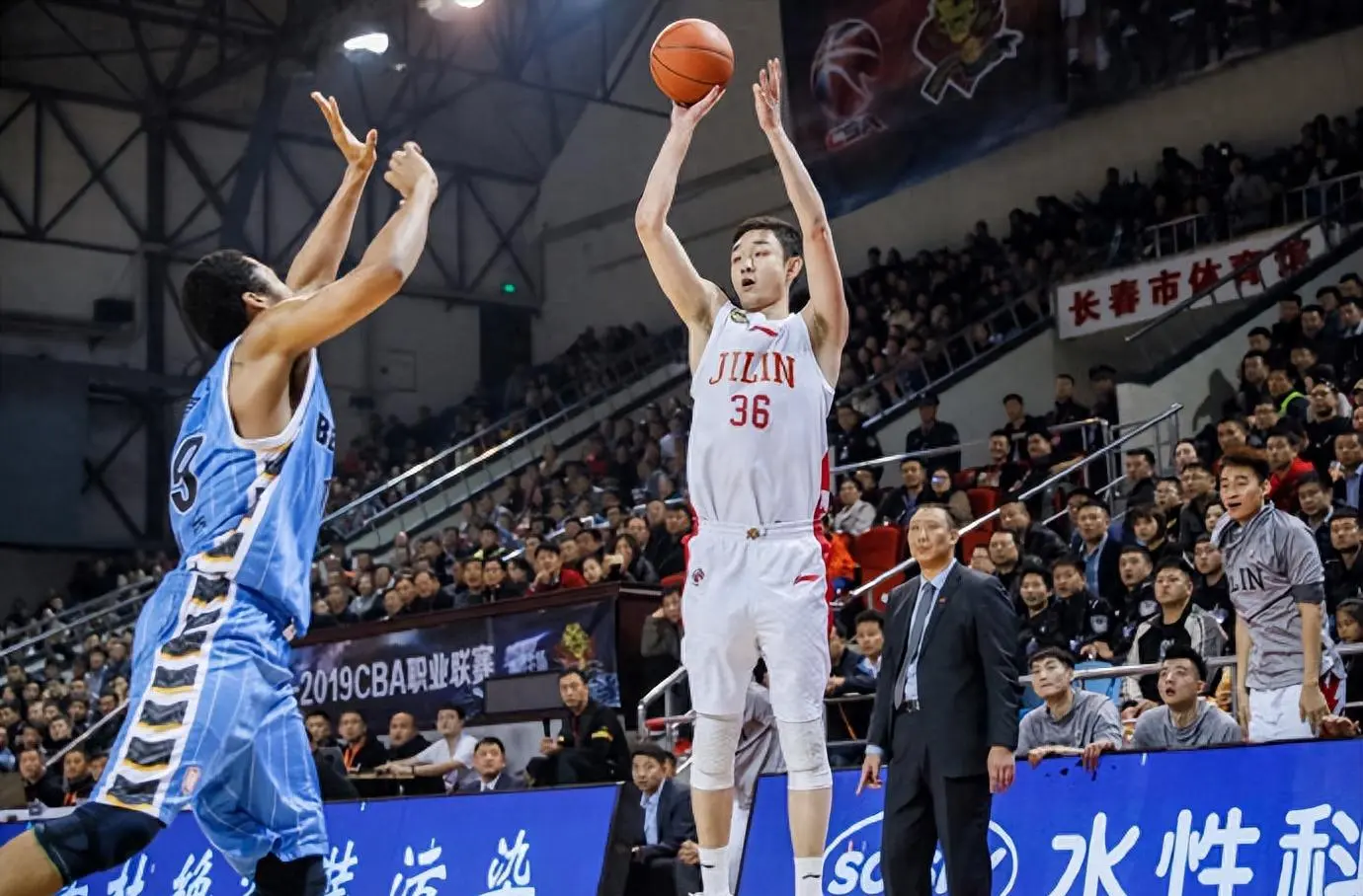 老东家不续约了！CBA关系户退役，打不上球还拿4年顶薪