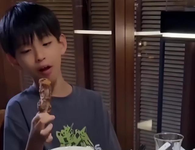 汪小菲返台带马筱梅和岳父母聚餐，消费2300元，箖箖正脸神似大 S
