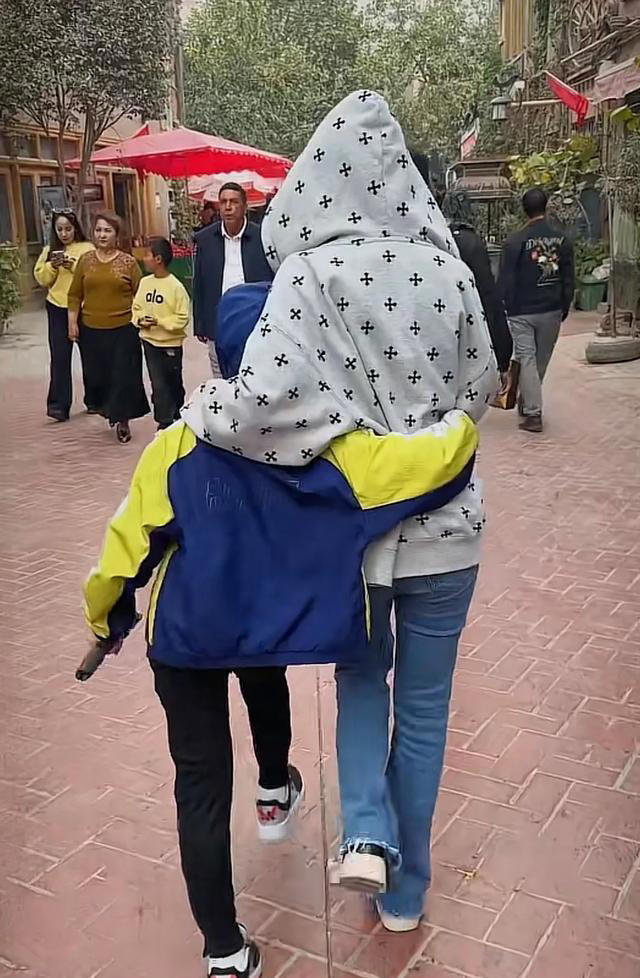 高露带娃游新疆，罕见晒全家福，儿子正脸萌帅，女儿气质很像妈妈