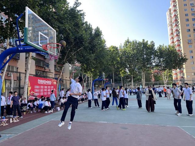 秋日燃激情运动享乐趣——北京市东方德才学校初中部2025年秋季趣味运动会启幕