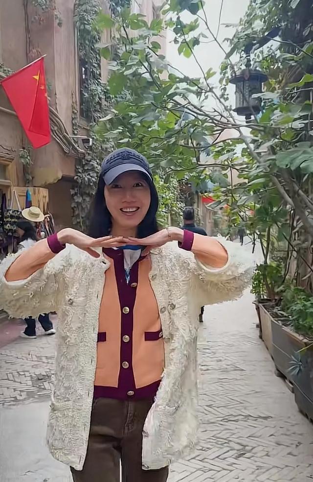 高露带娃游新疆，罕见晒全家福，儿子正脸萌帅，女儿气质很像妈妈