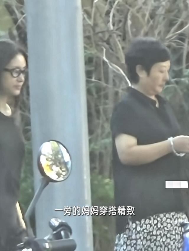 王子文一家老小现身北京街头，妈妈一脸富态，12岁儿子又高又壮