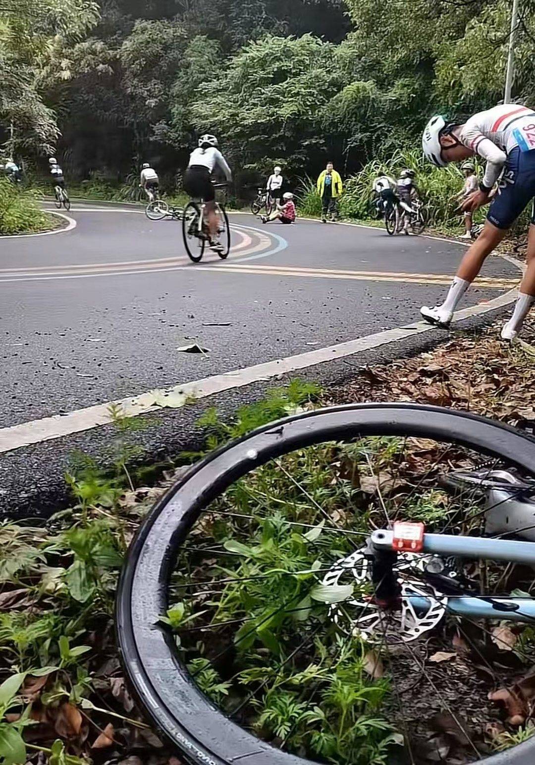 江西一自行车比赛多名选手同一弯道受伤 参赛者发声：希望大家注意安全