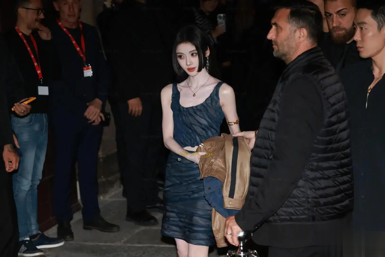 鞠婧祎亮相米兰时装周，幽蓝薄纱造型惊艳全球