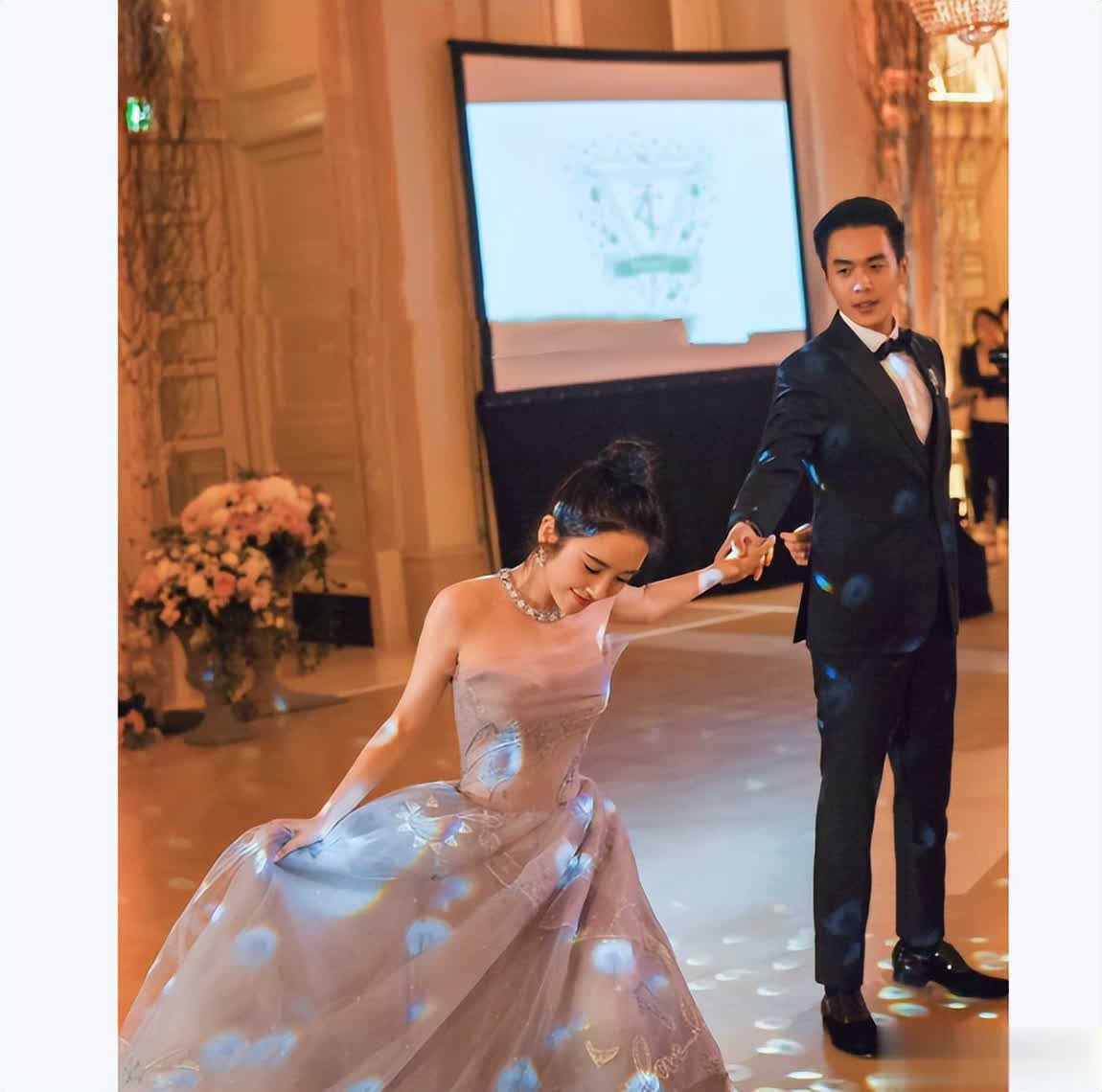 唐艺昕带5岁女儿出游，宝贝颜值在线，完美继承张若昀基因！