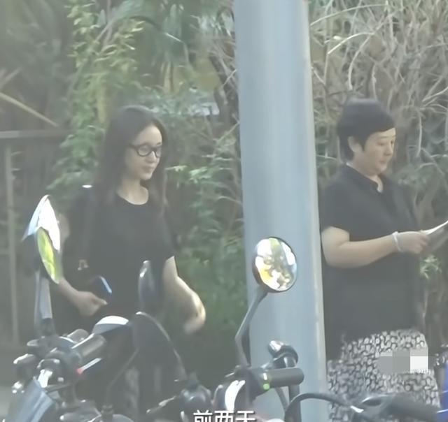王子文一家老小现身北京街头，妈妈一脸富态，12岁儿子又高又壮