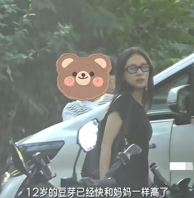 王子文一家老小现身北京街头，妈妈一脸富态，12岁儿子又高又壮