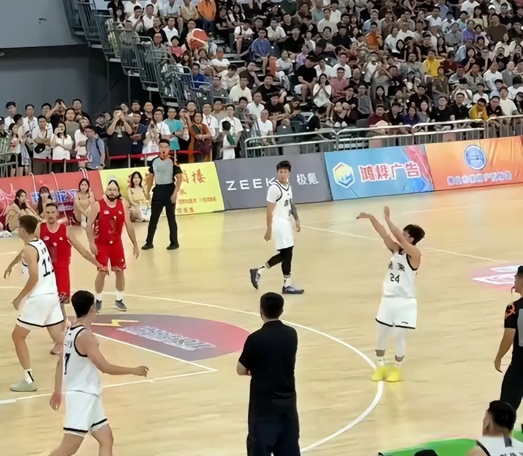 哥俩好！徐杰在佛山与赵睿同住一宿舍 两人形影不离走路也黏一起