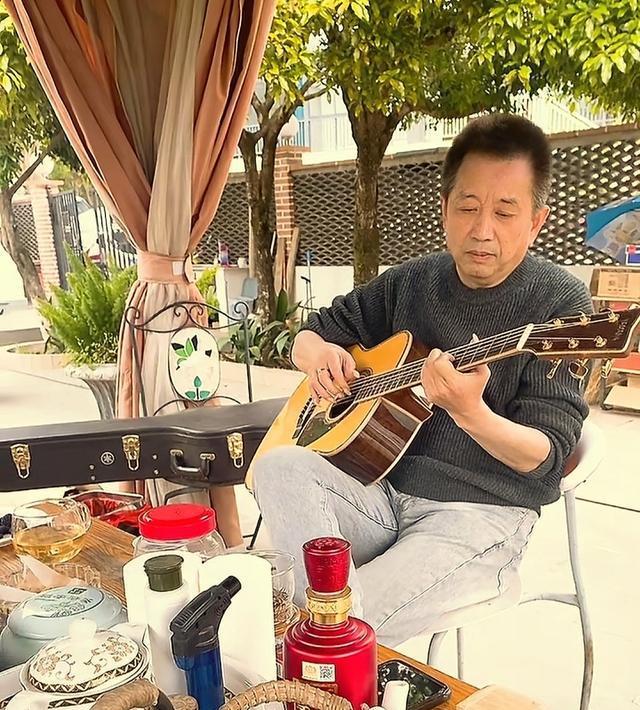 王子文一家老小现身北京街头，妈妈一脸富态，12岁儿子又高又壮
