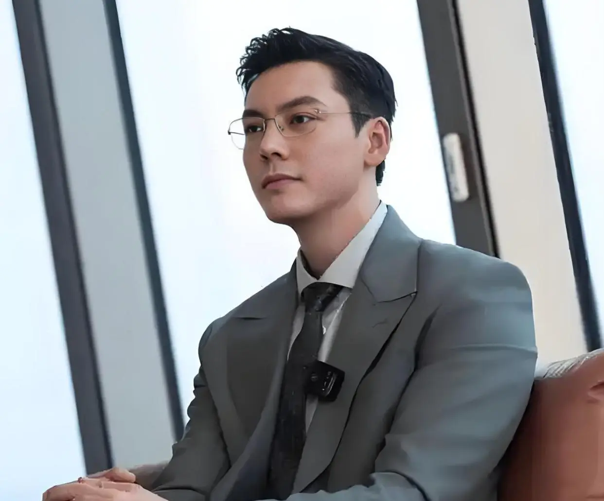 《许我耀眼》：为什么沈皓明不娶与他青梅竹马的方蕾，要娶出身卑微的许妍？