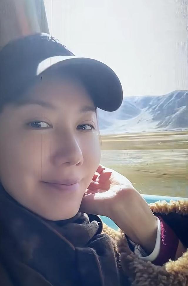 高露带娃游新疆，罕见晒全家福，儿子正脸萌帅，女儿气质很像妈妈