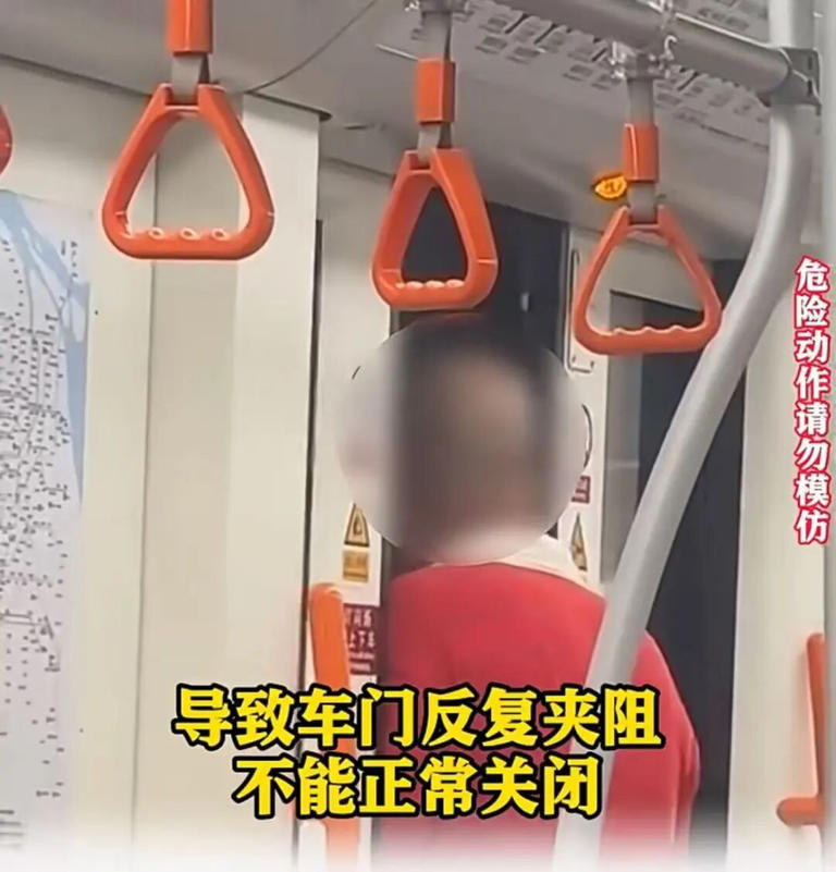 事发上海地铁！男子阻碍车门关闭，致列车延误！网友却说：地铁也有错，不是一次两次了
