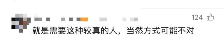 事发上海地铁！男子阻碍车门关闭，致列车延误！网友却说：地铁也有错，不是一次两次了