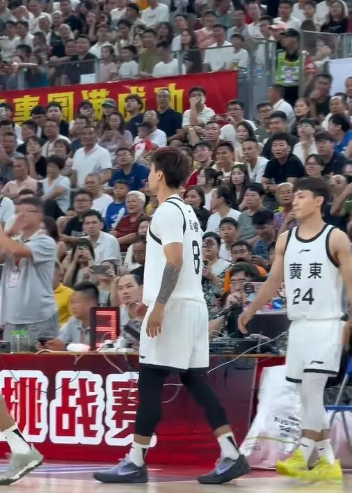 哥俩好！徐杰在佛山与赵睿同住一宿舍 两人形影不离走路也黏一起