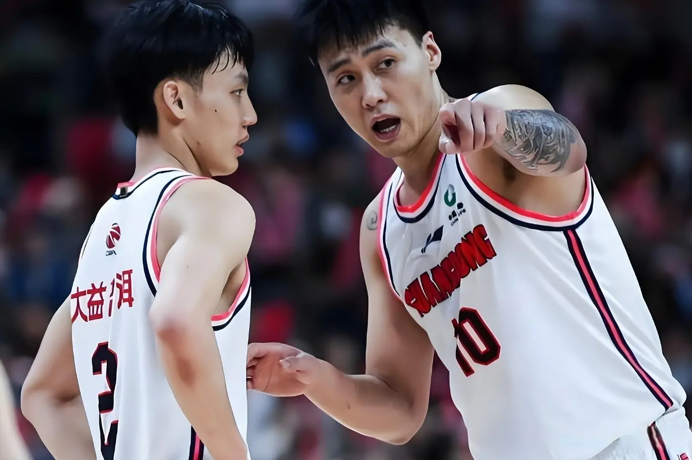 哥俩好！徐杰在佛山与赵睿同住一宿舍 两人形影不离走路也黏一起