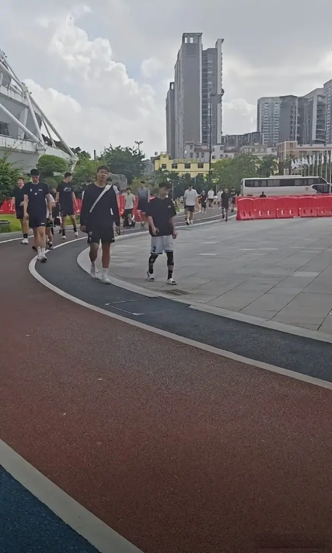 哥俩好！徐杰在佛山与赵睿同住一宿舍 两人形影不离走路也黏一起