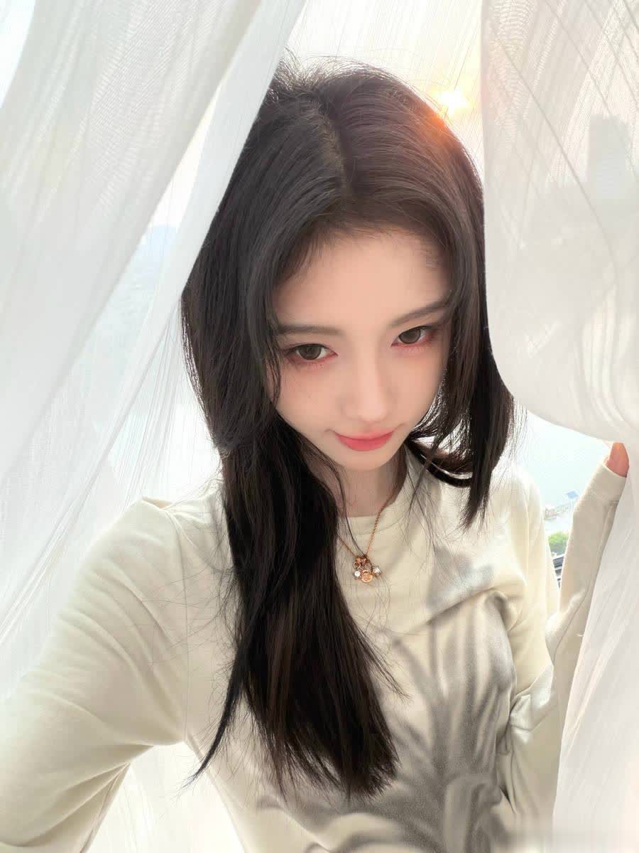 3个细节揭秘，鞠婧祎为何能火10年？