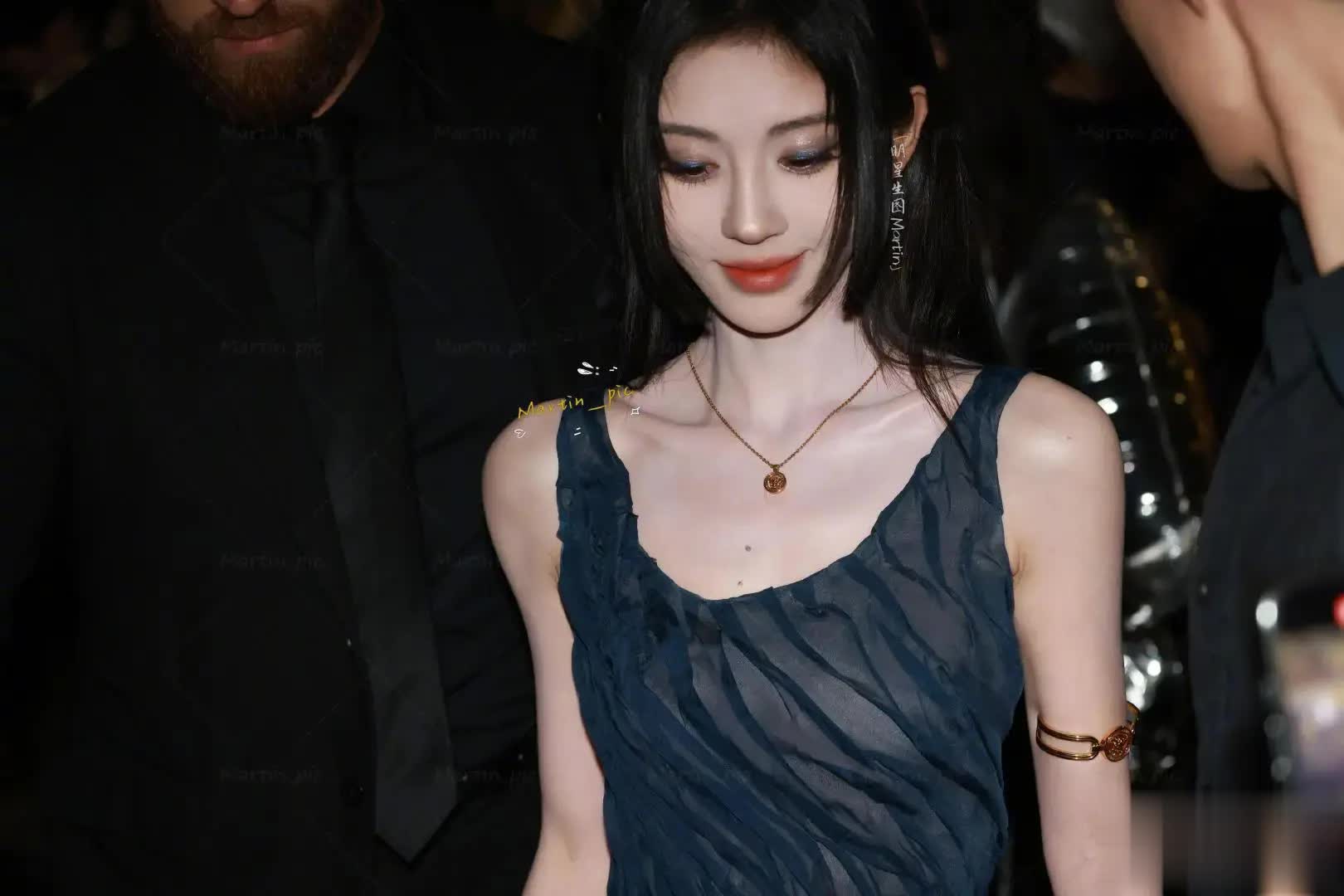 鞠婧祎亮相米兰时装周，幽蓝薄纱造型惊艳全球