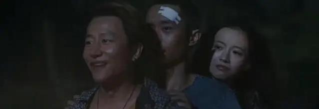 染黄毛骑摩托演混混，黄轩四十岁演二十岁愣头青，观众却没觉得假