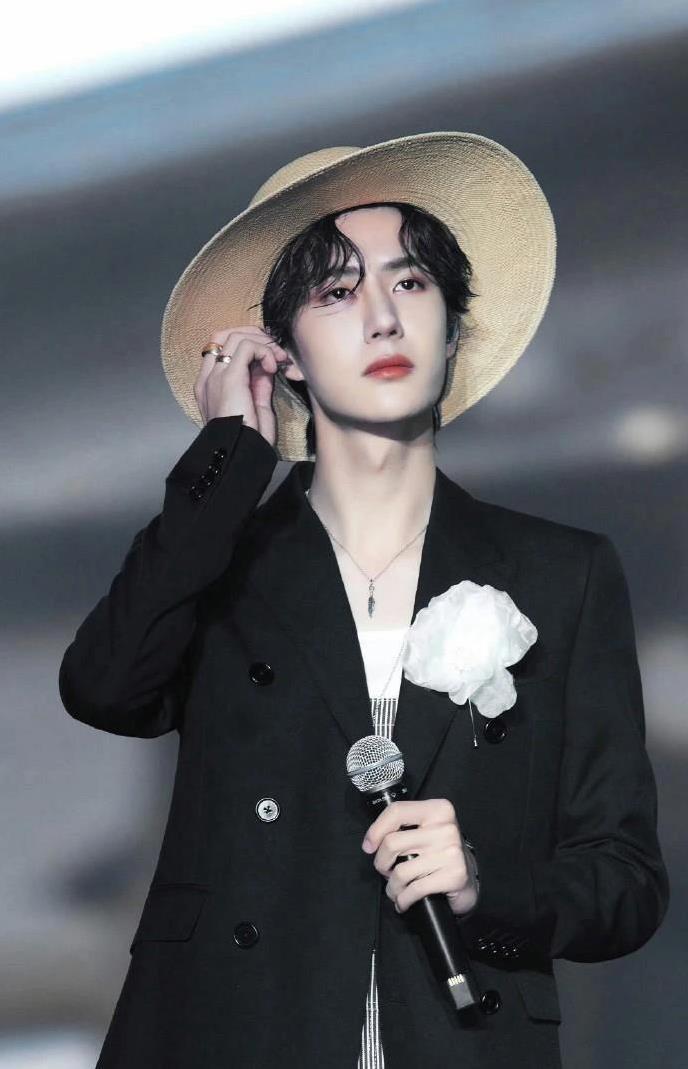 十月初走完三场大秀，七号又拿下赛车亚军，王一博这七天经历了啥