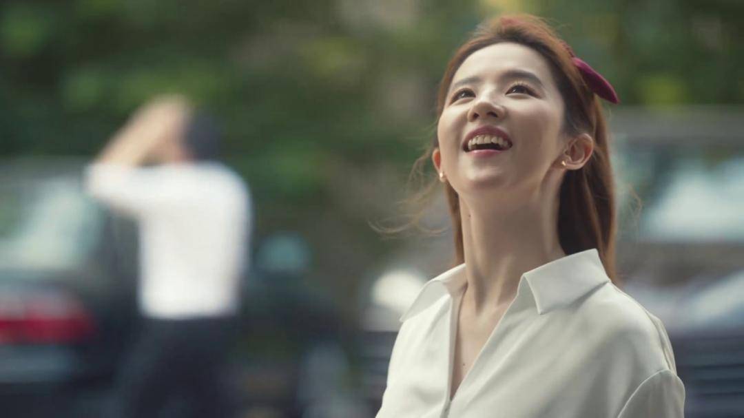 刘亦菲现身《天工开物》现场，穿着严实侧身照肚子大，被质疑怀孕