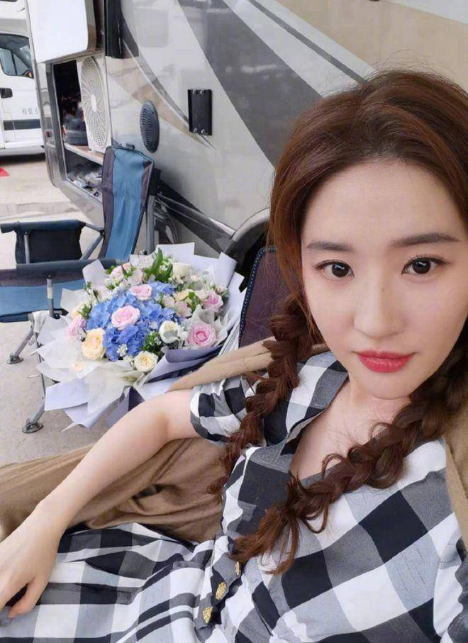 刘亦菲现身《天工开物》现场，穿着严实侧身照肚子大，被质疑怀孕