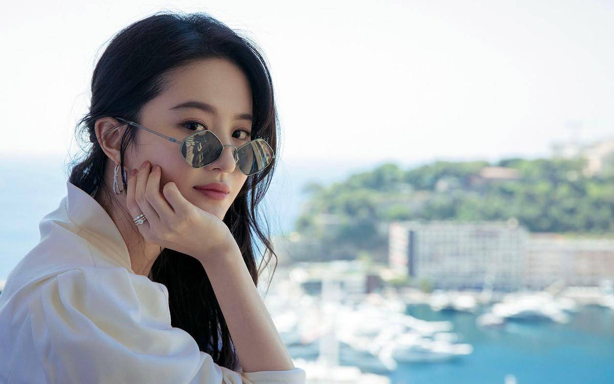 刘亦菲现身《天工开物》现场，穿着严实侧身照肚子大，被质疑怀孕