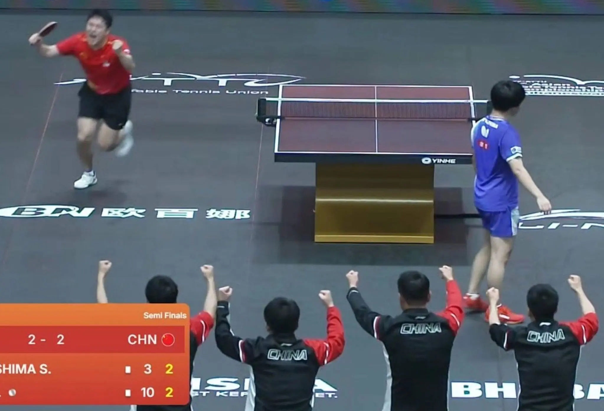 世界名画！国乒5人高举双臂+梁靖崑狂奔呐喊 日本6人看傻了不敢信