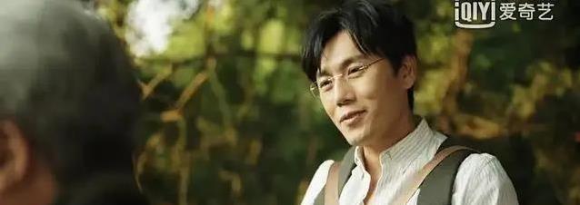 染黄毛骑摩托演混混，黄轩四十岁演二十岁愣头青，观众却没觉得假