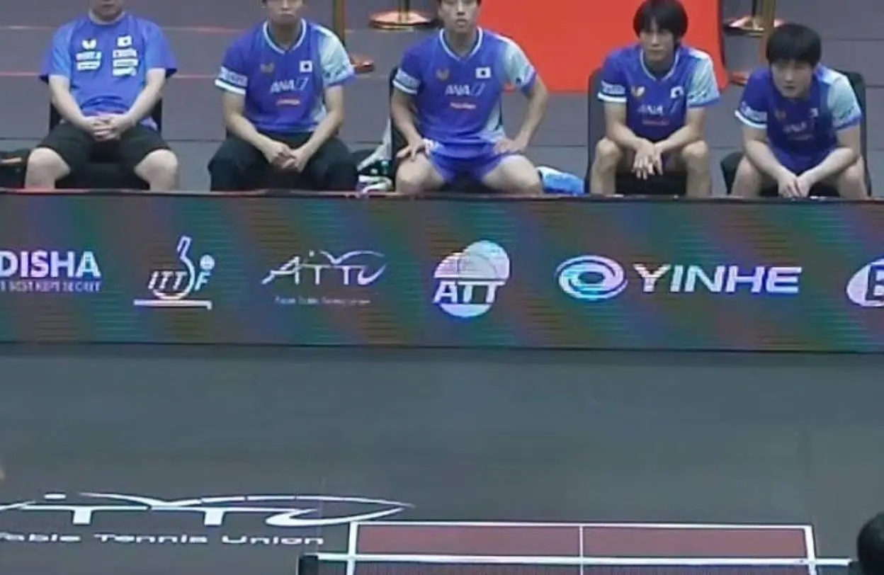 世界名画！国乒5人高举双臂+梁靖崑狂奔呐喊 日本6人看傻了不敢信