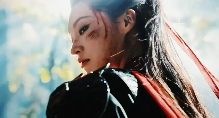 李沁的《一笑随歌》，真不理解为何那么多人唱衰。 虽然今年内娱很多“女将军”都惨遭滑铁卢了，但李沁饰演的付一笑，绝对是亮眼的存在。 气质够硬，眼神够凌厉，打戏够飒爽，如果内娱多一些女将军的剧本给她演，大红也不过是时间问题。 唯一缺的，不过