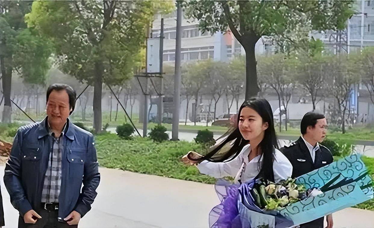 刘亦菲现身《天工开物》现场，穿着严实侧身照肚子大，被质疑怀孕