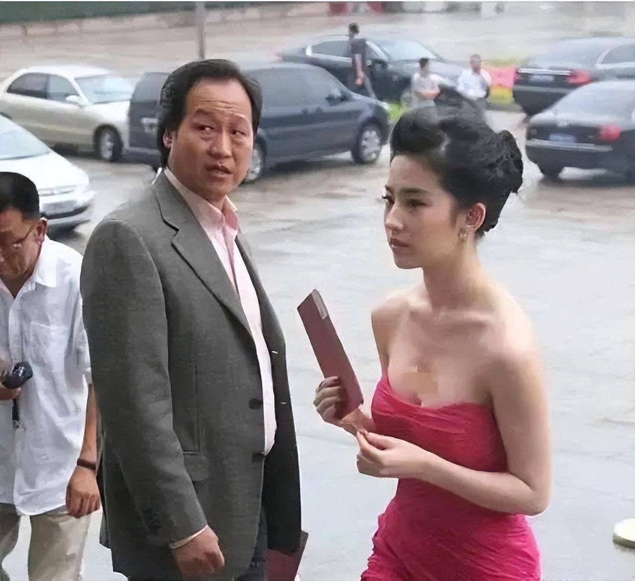 刘亦菲现身《天工开物》现场，穿着严实侧身照肚子大，被质疑怀孕