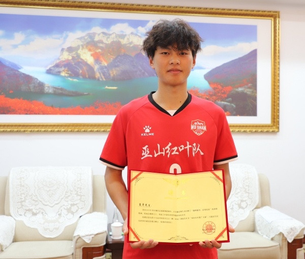 巫山足球小将夏奇受聘为“巫山红叶推广大使”。曾露摄