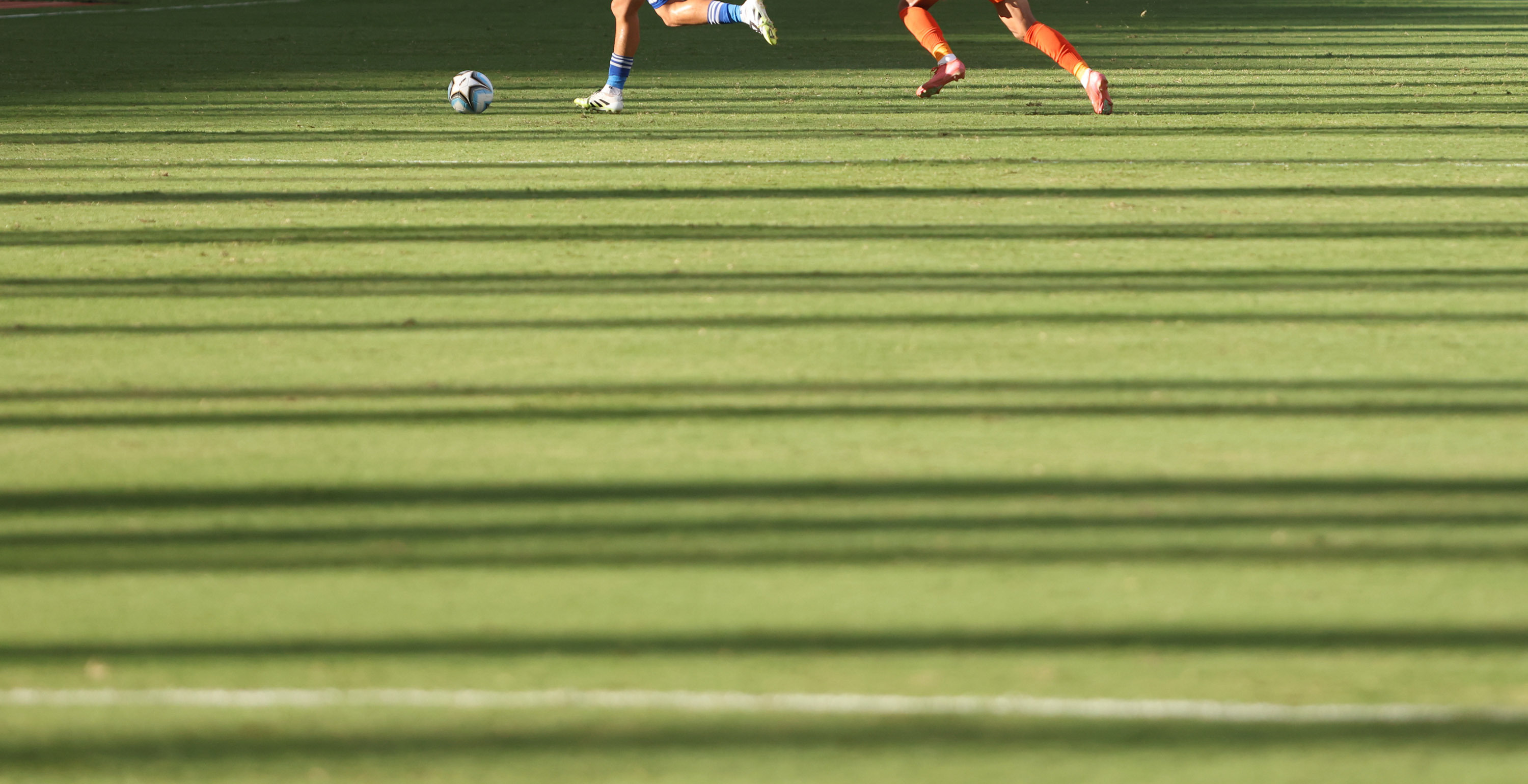 名副其实的“竹林”绿茵场。 南方+ 何俊 拍摄