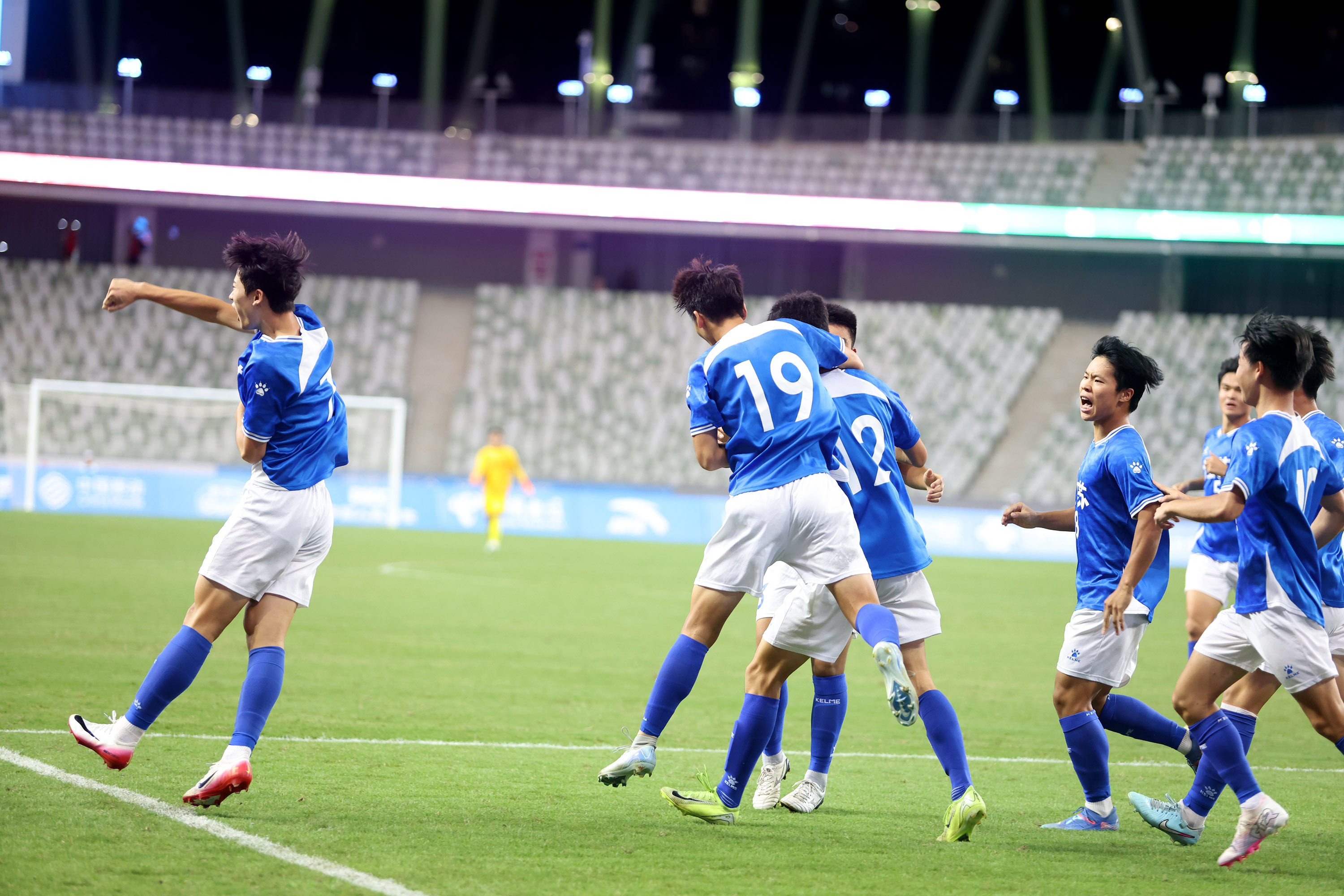 庆祝时刻。 南方+ 何俊 拍摄