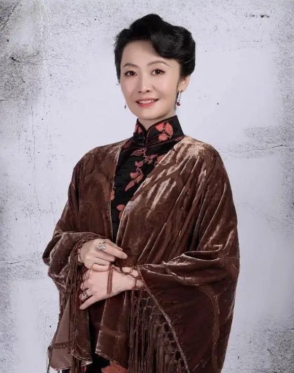 谍战剧配角窦太太火了，杨斯专门设计两种方言，观众都说演活了