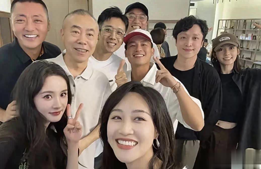 《生万物》庆功宴照曝光 杨幂居C位 蓝盈莹孙绍龙合照超美