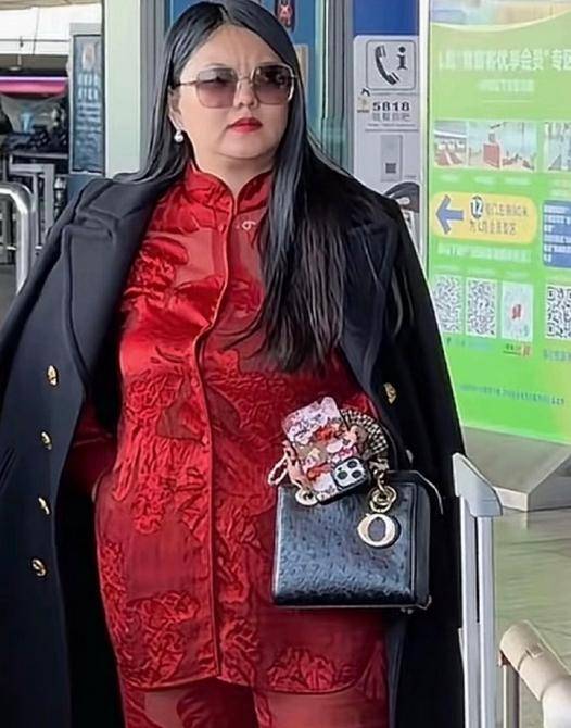  年轻时的李湘上热搜，梨涡浅笑似宋慧乔，被赞初代甜妹天花板