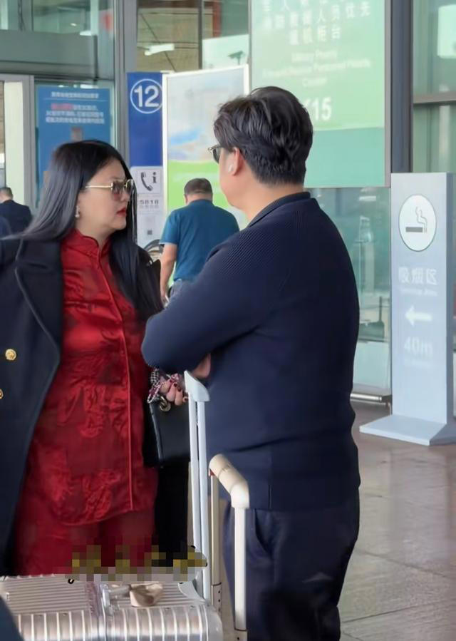 李湘王岳伦一同现身机场，李湘身材大涨超富态，网友调侃富婆相